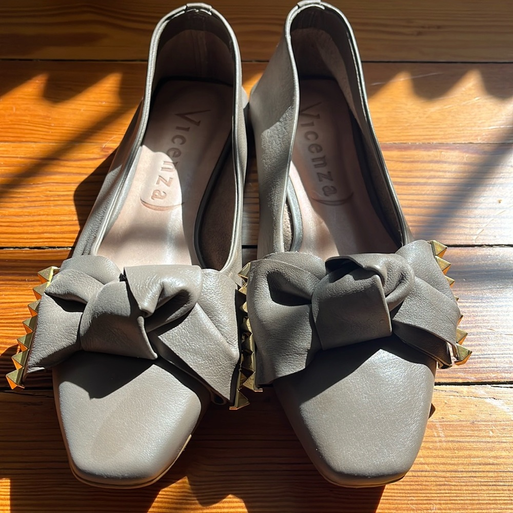 New! Never worn Vincenza Bow Flats. leather made in Brazil